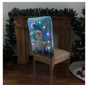 Dettaglio coprisedia natalizio con luci LED e Babbo Natale in un ambiente accogliente