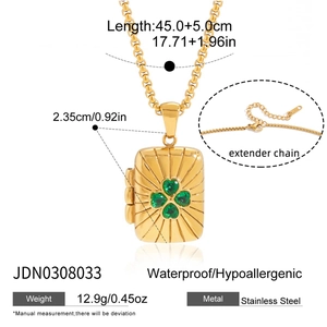 Détail du médaillon en acier doré 18K avec trèfle à quatre feuilles vert et dimensions