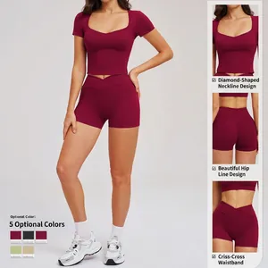 Ensemble de yoga bordeaux pour femme avec crop top col V et short taille haute fitness
