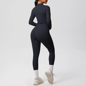 Vue arrière de l'ensemble de yoga noir pour femme avec veste zippée et legging moulant