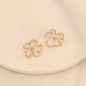 Boucles d'oreilles fleurs en acier inoxydable avec émail blanc et finitions dorées