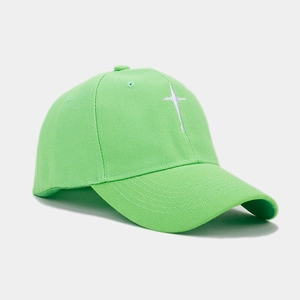 Gros plan sur la casquette de baseball vert vif avec broderie étoile blanche et sergé de coton