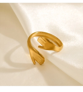 Dettaglio ravvicinato dell'anello abbraccio placcato oro 18K con design aperto
