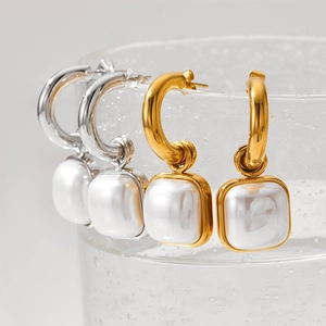 Boucles d'oreilles créoles en acier or et argent avec pendentifs perles carrées