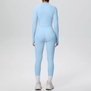 Dettaglio del set yoga azzurro con top a maniche lunghe e pantaloni a vita alta a coste