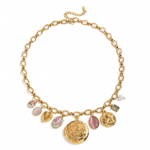 Detail van vintage gouden ketting met emaille bedeltjes en kristallen hangers