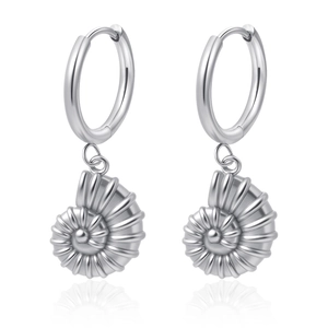 Détail de boucles d'oreilles en acier inoxydable argenté avec pendentifs nautile