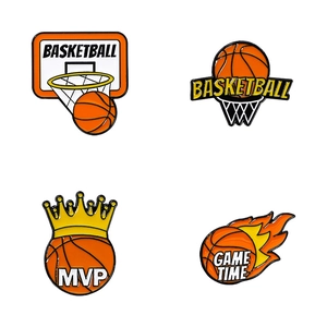 Lot de 4 épingles de basket-ball en émail incluant les thèmes MVP et Game Time sur fond blanc
