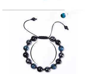Detail von 10mm Blauem Tigerauge und schwarzem Achat auf verstellbarem Webarmband