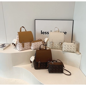 Ensemble détaillé de sacs à dos et bandoulières avec imprimé ours en trois coloris