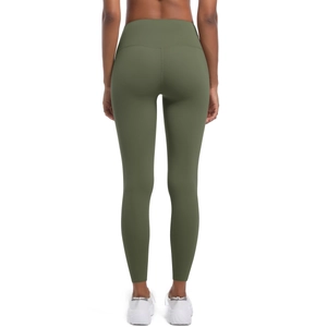 Détail du pantalon de yoga taille haute avec coutures incurvées pour effet push-up