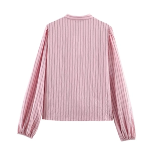 Rückansicht der rosa gestreiften Langarmbluse mit elastischen Faltenbündchen und Finish