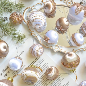 Elegante champagnerfarbene und weiße Satin-Weihnachtskugeln mit Pailletten und Glitzer