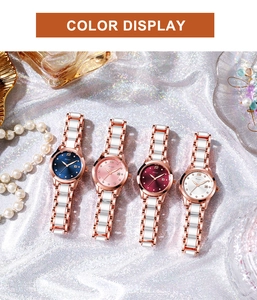 Détail de montres élégantes pour femmes en quatre couleurs sur fond pailleté