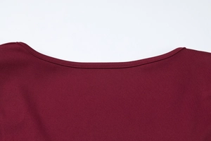 Gros plan de l'encolure en mesh bordeaux montrant les détails de couture soignés
