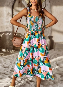 Dettaglio di abito elegante a vita alta con motivo tropicale astratto e design a bretelle