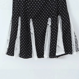 Robe d'été décontractée à pois noirs avec élégant détail d'ourlet en dentelle blanche