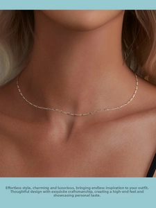 Dettaglio della collana minimalista con catena Figaro in argento S925 placcato oro