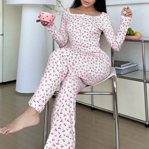 Pyjama femme à imprimé cerise rose, haut avec bordure dentelle et pantalon long