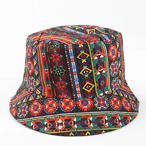Détail de l'imprimé floral bohème coloré sur le chapeau bob en toile durable anti-soleil