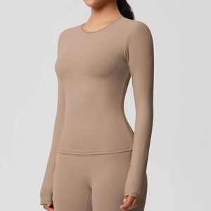 Détail du haut de yoga à manches longues brossé et legging taille haute couleur taupe