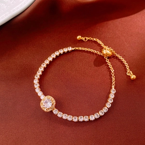 Détail macro du bracelet plaqué or avec zircone cubique sur tissu en soie haut de gamme