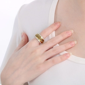 Gros plan d'une bague chaîne dorée avec cristaux brillants sur le doigt d'un mannequin