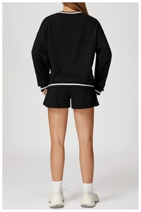 Vue arrière de l'ensemble de sport noir avec rayures blanches sur le sweat et short