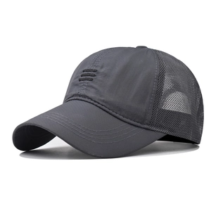 Cappellino da baseball in mesh grigio a rapida asciugatura con ricamo a tre strisce per outdoor