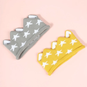Bandeaux couronne tricotés pour bébés en gris et jaune avec motifs d'étoiles blanches