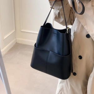 Nahaufnahme der schwarzen Leder-Beuteltasche mit Vordertasche und Goldbeschlägen