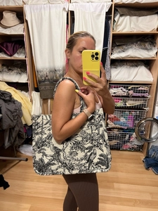 Spacious tote bag featuring black and white tiger embroidery and animal prints