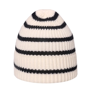 Berretto classico in maglia a righe color crema e nero con trama a coste spesse