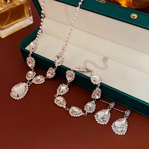 Parure de bijoux élégante en argent avec collier, boucles d'oreilles et bracelet en poire