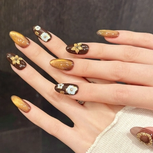 Braune und goldene Cat-Eye-Nägel zum Aufkleben mit 3D-Blumen und Metall-Akzenten