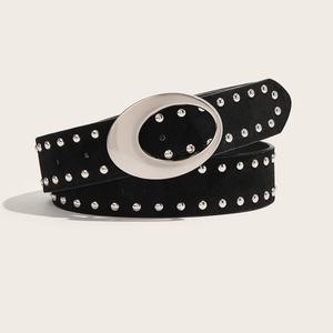 Ceinture noire vintage cloutée avec rivets argentés et boucle ovale sur fond blanc