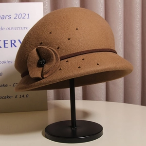 Elegante cappello cloche in lana cammello con decorazione floreale stile vintage