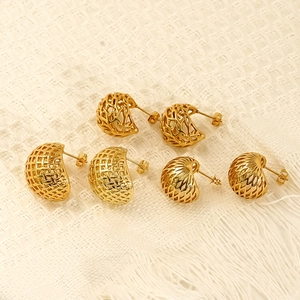 Trois paires de boucles d'oreilles clous dorées en acier inoxydable ajouré