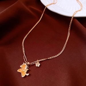 Détail macro du collier plaqué or 18 carats avec pendentif gemme et breloque Fu