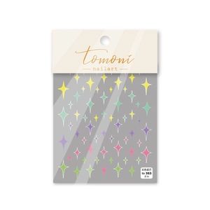 Detalle de pegatinas para uñas de estrellas coloridas en empaque con material fino y resistente