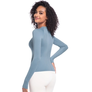 Dettaglio della maglia sportiva a maniche lunghe slim fit con maniche raglan e traspirante