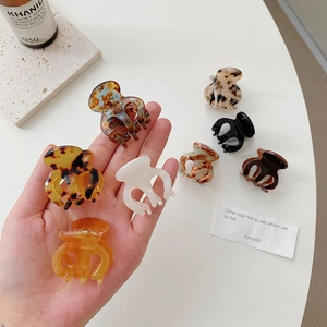 Ensemble de petites pinces à cheveux en acétate aux motifs léopard et marbre élégants