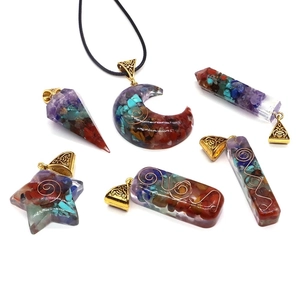 Colgantes de Chakra en resina con piedras naturales en formas de estrella luna y columna