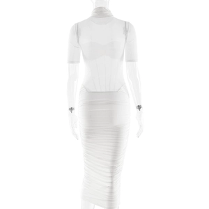 Détail de la robe blanche en mesh avec plis ajustés et col montant pour femmes chic
