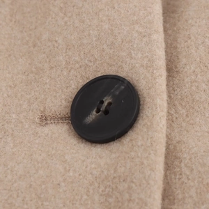 Britischer Wollmantel in Camel mit schwarzem Vierlochknopf und feiner Stoffstruktur