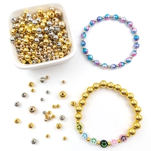 Makro-Detail von metallischen CCB-Abstandshalterperlen und bunten Smiley-Armbändern
