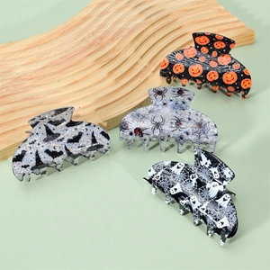 Collection de pinces à cheveux Halloween avec citrouille et fantôme sur décor bois