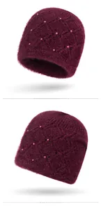 Dettaglio del cappello in maglia bordeaux con finta pelliccia e perle eleganti