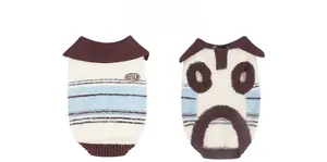 Detail von Hunde-Strickpullover mit blau-braunen Streifen, Polokragen und CUTE-Patch