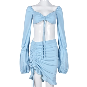 Détail de l'ensemble deux pièces bleu clair avec jupe à cordon et haut court sexy